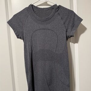 Lululemon Athletica Gray Fitted Short Sleeve Tee
